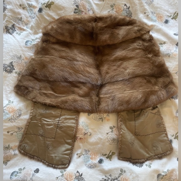 Gorgeous Vintage Fur Shoulder Warmer with silk pockets and lining - Picture 4 of 4